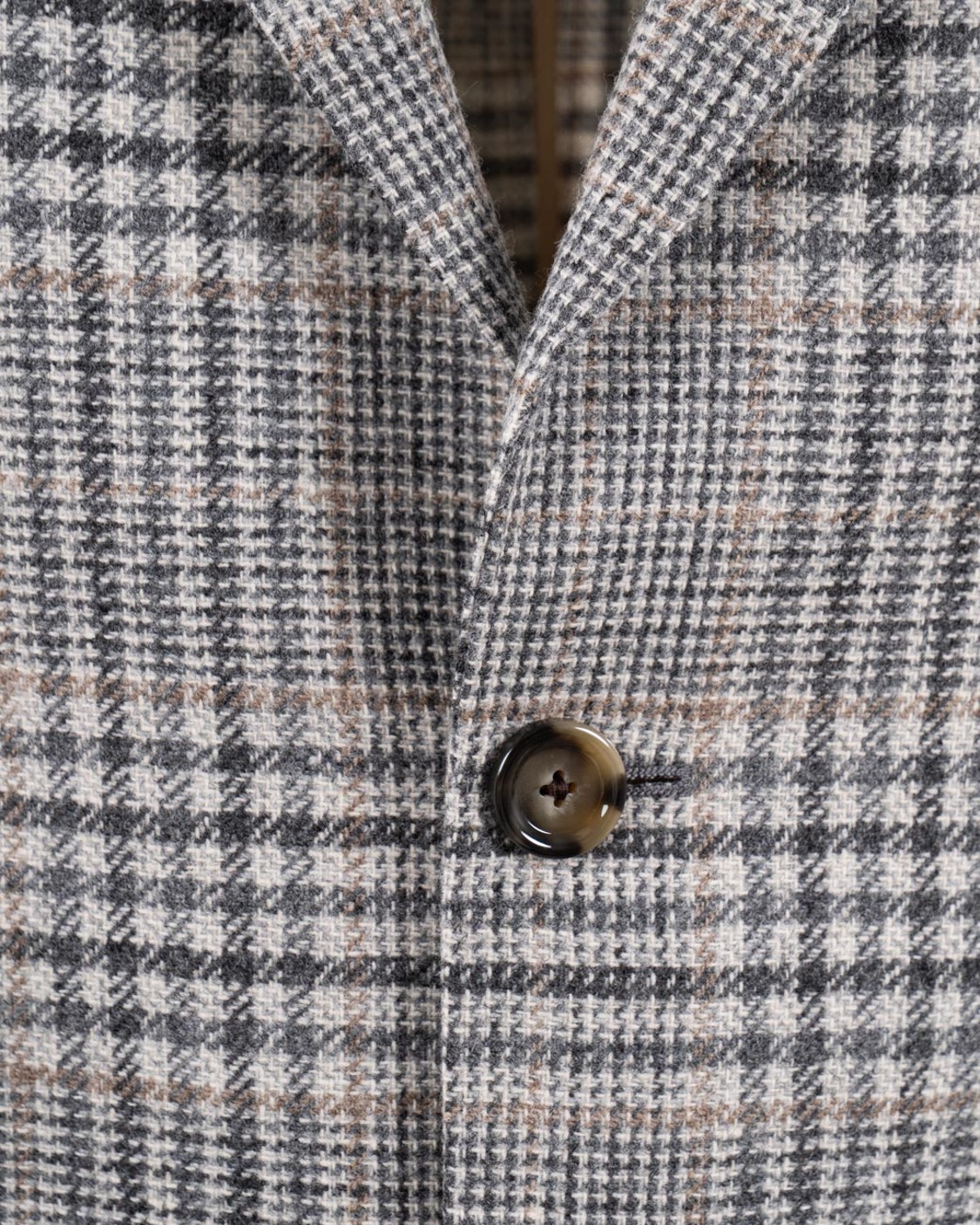 shop LARDINI  Giacca: Lardini giacca monopetto in lana e cashmere.
Due bottoni e revers classici.
Tasche a toppa e spacchi laterali.
Vestibilità regolare con spalle naturali e una silhouette arrotondata per un maggiore comfort.
Bordi delle maniche aperti con asole vere e bottoni applicati.
Composizione: 94% Lana vergine, 6% Cashmere.
Made in Italy.. CN6202E IF65517-920GR number 965201